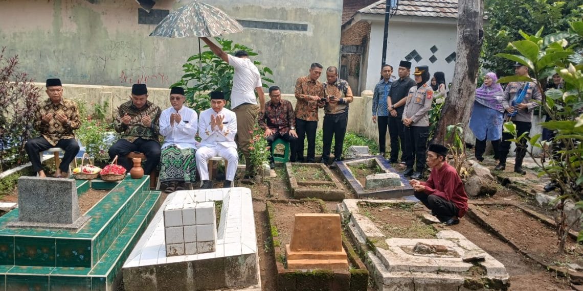 Kapolri Jendral Suyudi Ario Seto Pulang Kampung, Ziarah ke Makam Keluarga 