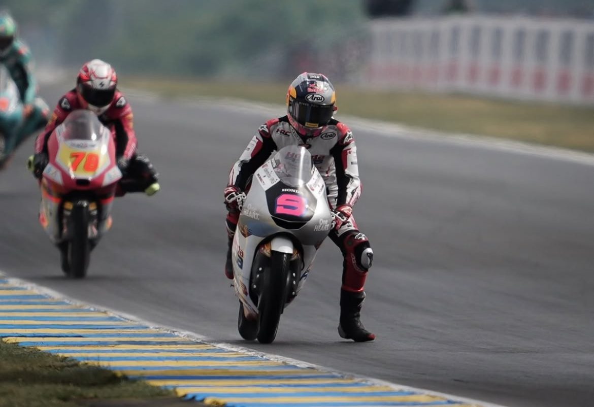 Bersaing Sengit di Balapan Kandang, Veda Ega Pratama Amankan 10 Poin di Moto3 Mandalika